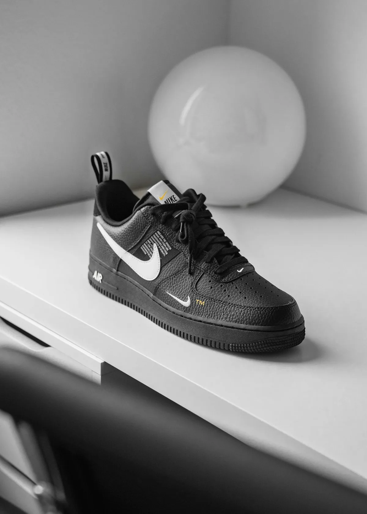 Low Top Sneakers Hitam